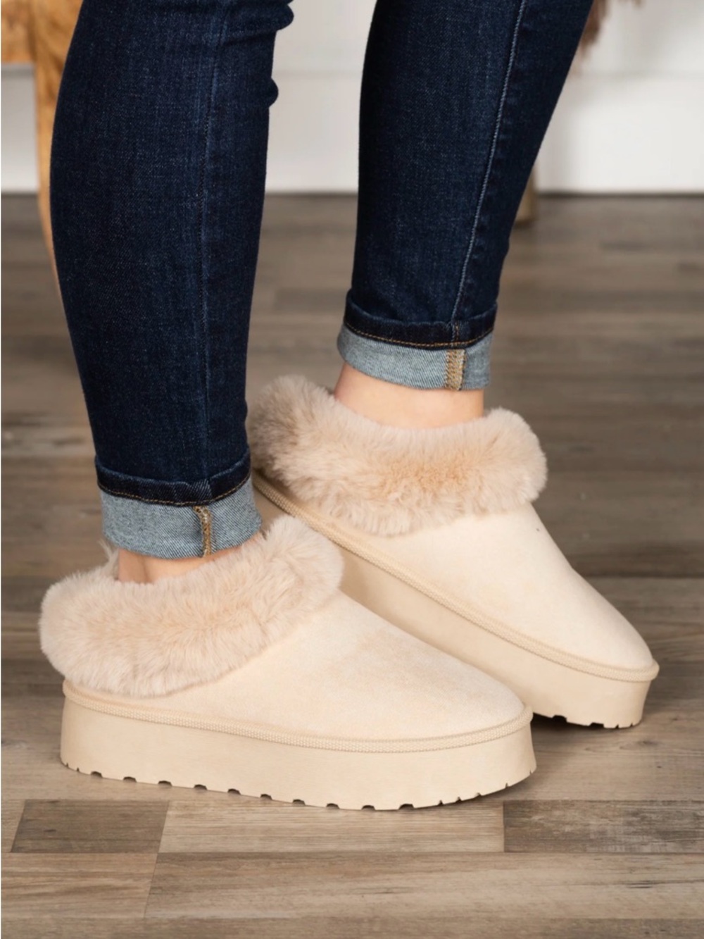 Cozy Faux Fur Lined Women's Slipper Boot in Beige NWT
